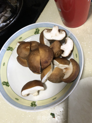 咖喱鸡肉块烧香菇的做法步骤：1