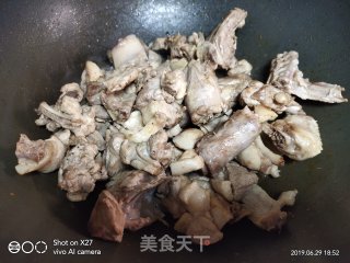 嫩姜啤酒焖鸭的做法步骤：1