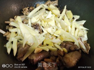 嫩姜啤酒焖鸭的做法步骤：2