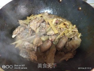嫩姜啤酒焖鸭的做法步骤：6