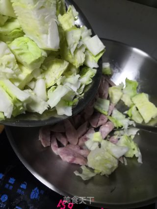 腊肠包菜饭的做法步骤：3