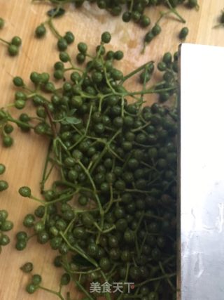 藤椒肉丁酱的做法步骤：3