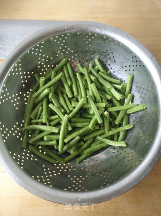 肉片橄榄菜炒豇豆的做法步骤：2