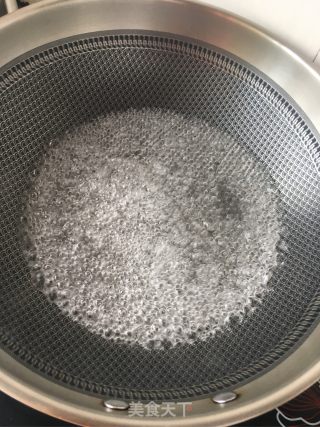 藤椒酱蒜蓉肠手抓饼的做法步骤：2