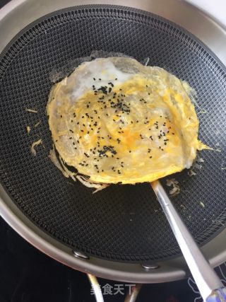 藤椒酱蒜蓉肠手抓饼的做法步骤：12