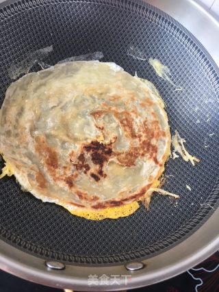藤椒酱蒜蓉肠手抓饼的做法步骤：13