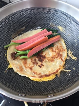 藤椒酱蒜蓉肠手抓饼的做法步骤：16