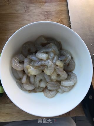 虾仁黄瓜炒蛋的做法步骤：2