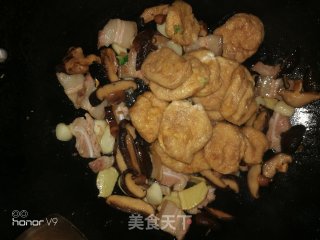 五花肉油豆腐炒西兰花的做法步骤：7