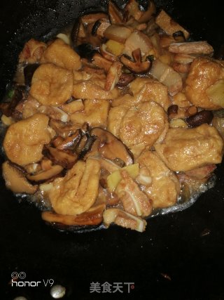 五花肉油豆腐炒西兰花的做法步骤：8
