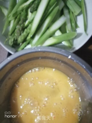 芦笋炒鸡蛋的做法步骤：2