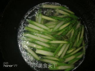 芦笋炒鸡蛋的做法步骤：3