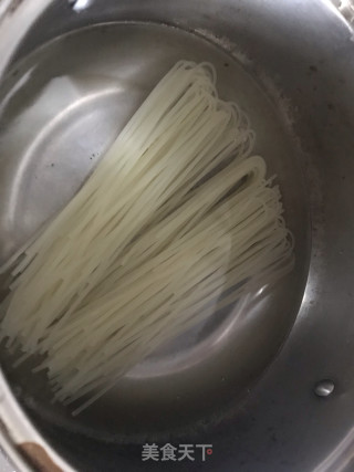 螺蛳粉的做法步骤：1