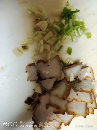 五花肉炒花菜的做法步骤：1