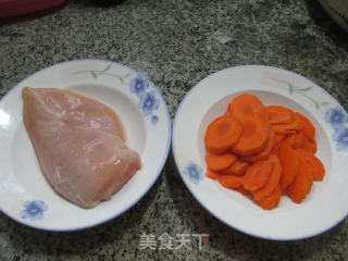 胡萝卜炒鸡胸肉的做法步骤：1