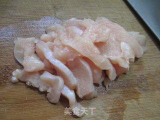 胡萝卜炒鸡胸肉的做法步骤：2