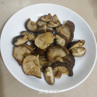 香菇焖腐竹的做法步骤：1