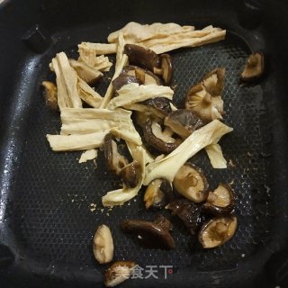 香菇焖腐竹的做法步骤：4