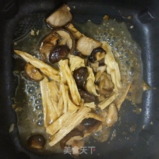 香菇焖腐竹的做法步骤：5