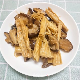 香菇焖腐竹的做法步骤：7