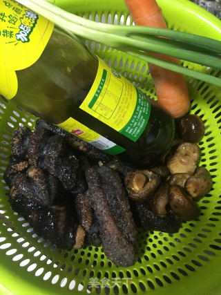 香菇焖海参皮的做法步骤：1