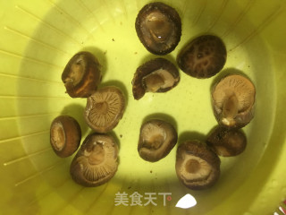 香菇焖海参皮的做法步骤：2