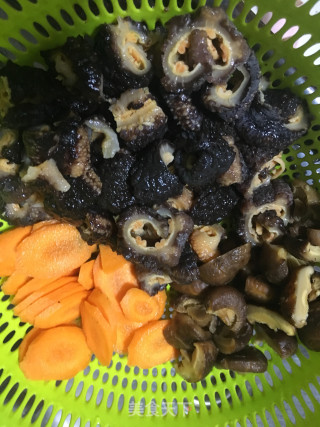 香菇焖海参皮的做法步骤：3