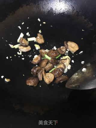香菇焖海参皮的做法步骤：6