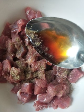 牛肉杂蔬披萨的做法步骤：1