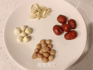 莲子百合红枣汤的做法步骤：1