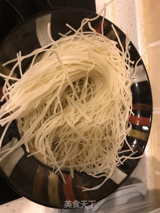 懒人米粉的做法步骤：1