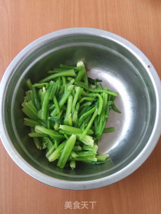 菠菜茎拌土豆的做法步骤：3