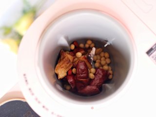 红枣枸杞豆浆的做法步骤：2