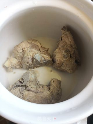 肉食、荤菜——玉米胡萝卜龙骨汤的做法步骤：1