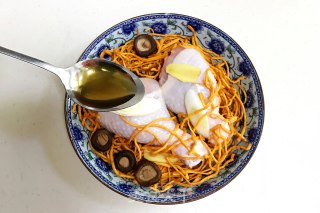 虫草菇蒸鸡腿的做法步骤：5