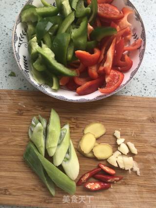 青红椒回锅肉的做法步骤：3