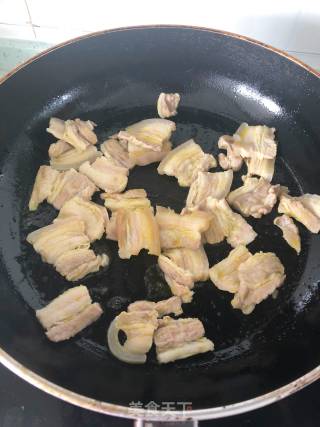 青红椒回锅肉的做法步骤：4