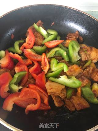 青红椒回锅肉的做法步骤：7