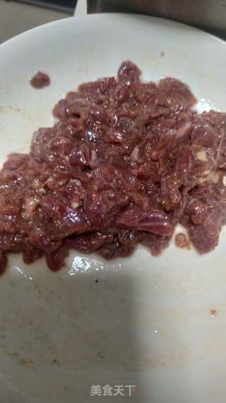 牛肉炒杏鲍菇的做法步骤：2