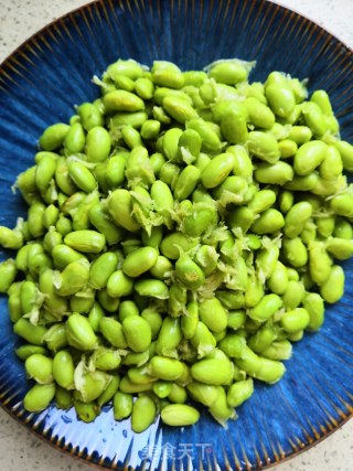 辣椒炒毛豆的做法步骤：1