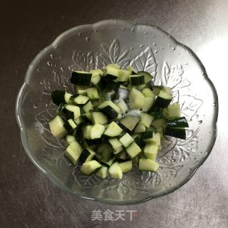 炒黄瓜丁的做法步骤：1