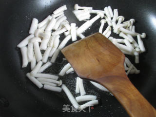 榨菜丝海鲜菇迷迷饺的做法步骤：2