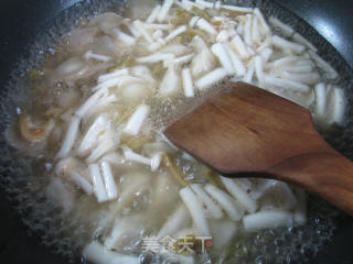 榨菜丝海鲜菇迷迷饺的做法步骤：4