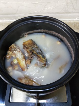 莲子山药鱼头汤的做法步骤：8
