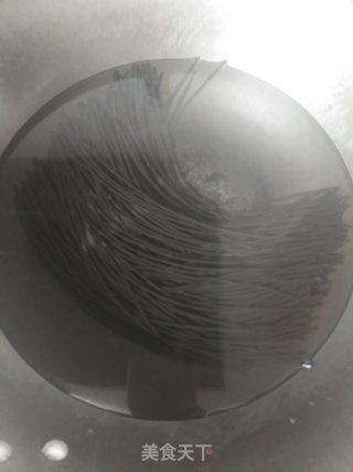凉拌蕨根粉的做法步骤：3
