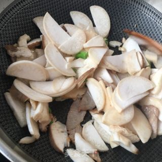 杏鲍菇炒肉片的做法步骤：9