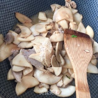 杏鲍菇炒肉片的做法步骤：13