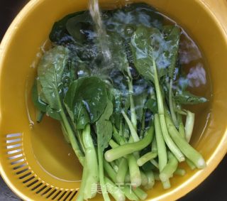 蒜蓉肠炒菜心的做法步骤：2