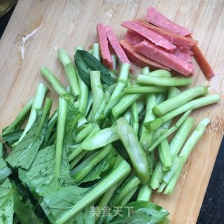 蒜蓉肠炒菜心的做法步骤：5