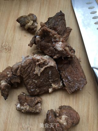 “肉食、荤菜”洋葱番茄炒牛肉的做法步骤：1